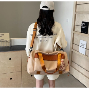 Sac de voyage avec séparation sec-humide et bandoulière réglable porté par le mannequin