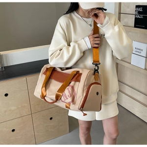 Détail du sac de voyage avec séparation humide-sec, compartiment à chaussures et logo