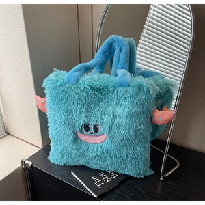 Vue détaillée du sac cabas monstre en fausse fourrure bleue avec des yeux de dessin animé