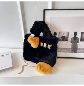 Détail du sac cabas en peluche noire avec accents jaunes et bandoulière chaîne dorée