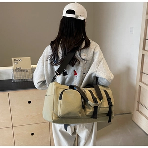 Détail du sac de sport vert kaki avec poches fonctionnelles et sangles noires robustes