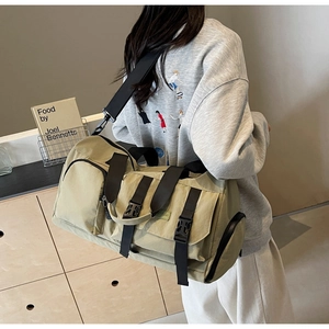 Détail du sac de sport kaki avec poches à boucles et bandoulière réglable de voyage