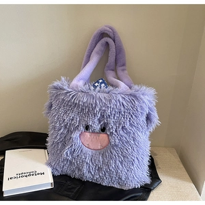Détail du sac cabas monstre en peluche violette avec fausse fourrure et sourire brodé