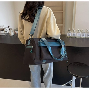 Vue arrière d'un sac de sport noir avec sangles turquoise dans un café élégant