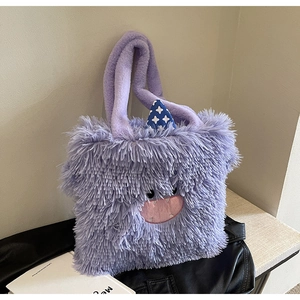 Détail d'un sac cabas en peluche violette avec broderie de monstre et pois bleus