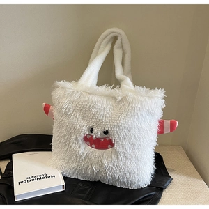 Détail du sac cabas en peluche monstre blanc avec visage rigolo sur cuir noir