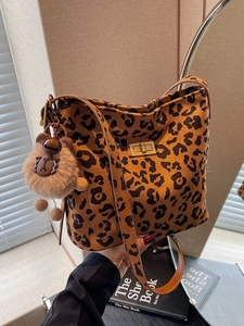 Women Vintage Leopard Print PU Leather Bucket Bag Frosted Texture Crossbody Bag Gold Twist Lock Fashion Shoulder Bag With Plush Charm