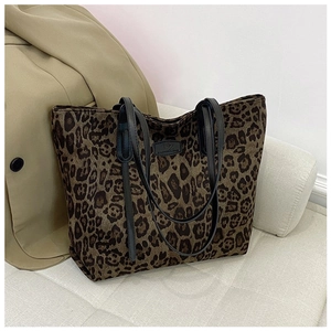 Detail view of the large leopard print tote bag with UZ FASHION BAG logo plaque