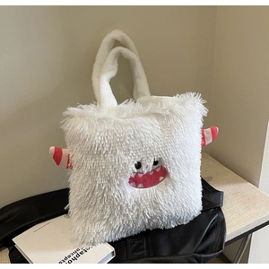 Détail du sac monstre en peluche blanche avec grands yeux, bouche rouge et cornes