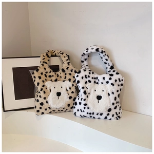 Détail des sacs en peluche à pois avec broderie de chien mignon en blanc et beige
