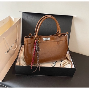 Sac à main vintage marron dans un coffret cadeau noir avec doublure en soie et métal