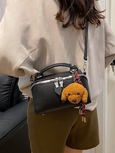 Sac oreiller noir en cuir litchi avec porte-clés peluche de petit chien marron