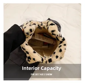 Intérieur spacieux du sac en peluche léopard montrant le rangement des produits de beauté