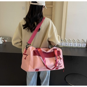 Détail du sac de yoga rose avec larges sangles et logo NY pour le fitness ou voyage