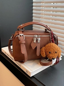 Sac à main vintage marron avec texture litchi, double fermeture éclair et charme chien