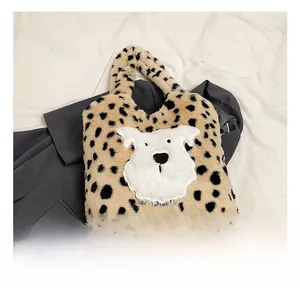 Détail du sac léopard en fausse fourrure avec écusson de chiot pelucheux et texture douce