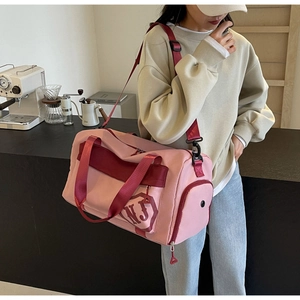 Détail du sac de voyage yoga rose et bordeaux avec bandoulière et logo NJ