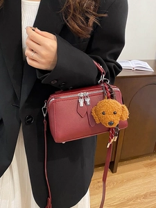 Sac oreiller vintage bordeaux avec charme chiot et bandoulière réglable sur modèle
