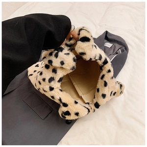 Détail de l'intérieur du sac cabas en peluche avec fermoir magnétique et poche
