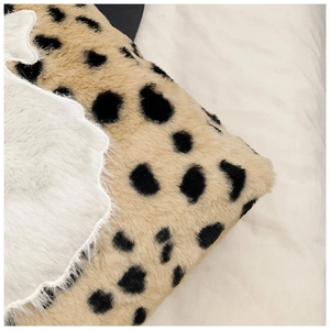 Détail du sac en peluche léopard montrant la texture douce de la fourrure et la bordure ondulée