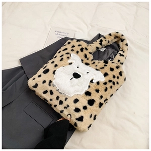 Détail du sac cabas en peluche léopard avec broderie mignonne d'un petit chiot blanc