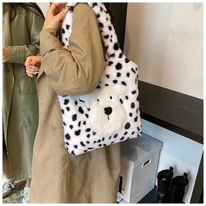 Gros plan d'un sac cabas en fausse fourrure à pois avec broderie de chiot mignon