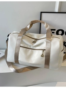 Sac de voyage blanc minimaliste imperméable avec sangles dorées et grande capacité