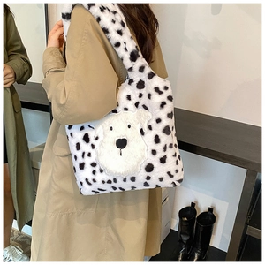 Détail du sac fourre-tout en peluche léopard avec un motif écusson chien mignon