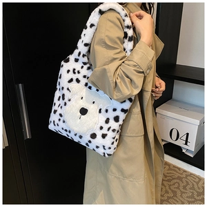 Détail du sac cabas en fausse fourrure mouchetée avec applique de petit chien blanc