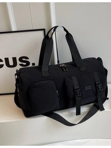 Sac de sport noir grande capacité avec bandoulière sur un support d'exposition blanc
