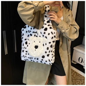 Détail du sac à main en peluche moucheté avec broderie de tête de chien mignon