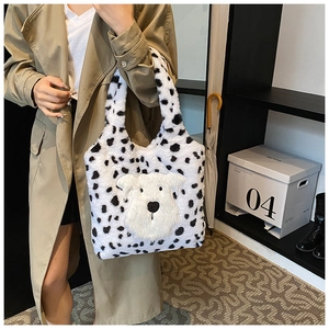 Détail du grand sac cabas en peluche avec motif dalmatien et patch de chien