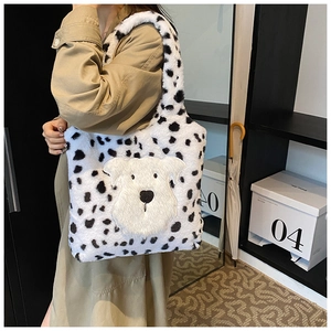 Détail du sac à bandoulière en peluche avec taches de dalmatien et écusson graphique chien