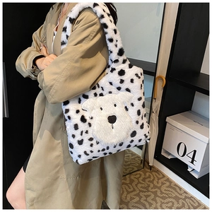 Détail du sac cabas en fausse fourrure dalmatien avec écusson chien et texture peluche