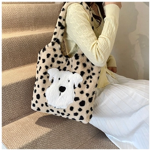 Détail du sac cabas en peluche avec écusson de schnauzer sur fausse fourrure dalmatien
