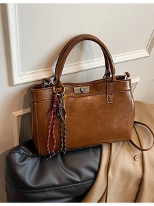 Sac à main vintage marron en similicuir avec fermoir argenté et breloque décorative
