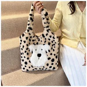 Détail d'un sac cabas en peluche à motif tacheté avec broderie de chiot mignon pour femmes