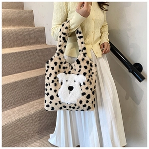 Détail du sac cabas en peluche avec motif léopard et écusson chien dans un décor de vie
