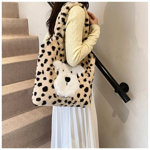 Détail du sac cabas en peluche imprimé léopard avec une applique de chien mignonne