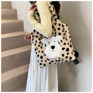 Détail du sac cabas en peluche imprimé léopard avec patch mignon de chien blanc
