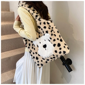 Détail du sac cabas en peluche léopard avec un écusson de chien blanc de dessin animé