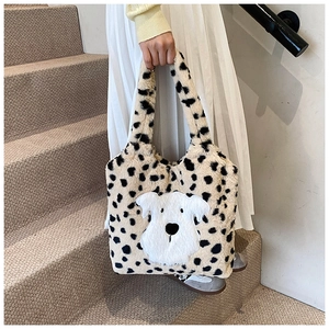 Détail du sac cabas en peluche à motif dalmatien avec un joli patch de chiot blanc