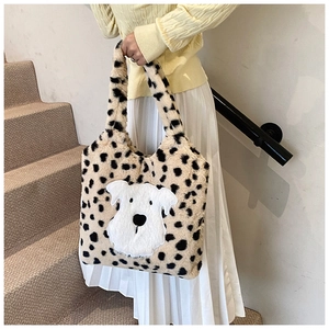 Détail du sac en peluche léopard avec un écusson de chiot blanc mignon et doux