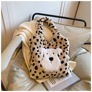 Détail du sac à main en peluche léopard avec un écusson de chien blanc sur fausse fourrure
