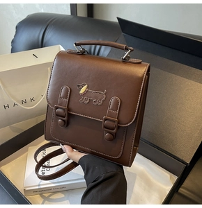 Détail du sac à dos rétro en cuir PU marron avec écusson teckel et rabat aimanté