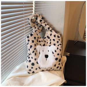 Détail du sac cabas en peluche à pois avec broderie écusson de chiot en fourrure