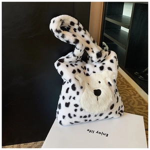 Détail du sac à main en peluche dalmatien avec un patch décoratif de tête de chien