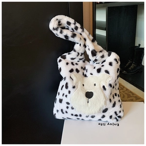 Gros plan du sac cabas en peluche léopard avec un patch brodé de chien mignon