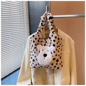 Détail du sac en peluche léopard avec écusson chien blanc et poignées douces en fausse fourrure