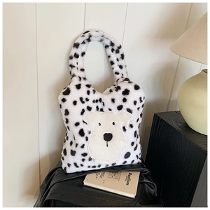 Détail du sac à main en peluche à motif dalmatien avec patch chien et texture fausse fourrure